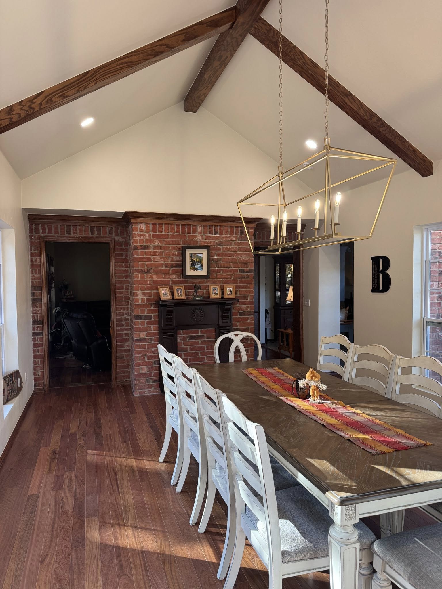 Dining room lighting installation